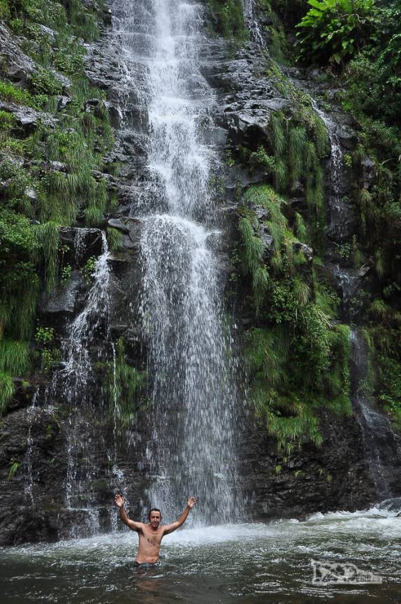 Banho de cachoeira na trilha do Rio do Boi, em Praia Grande, em Santa Catarina